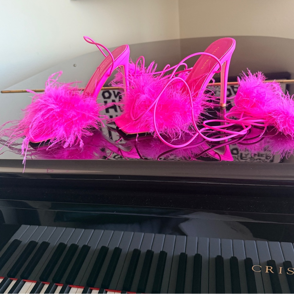 NEW AZALEA WANG “I’m That Girl” Feather Sandal In Fuchsia. Worn Once- Photoshoot